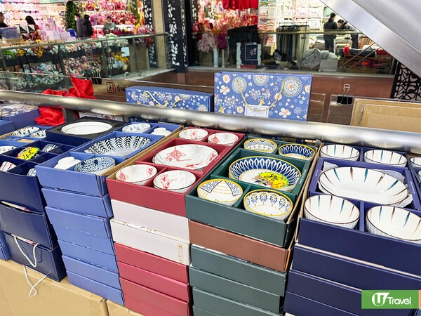 深圳筍崗文具玩具禮品城  樓高4層 辦年貨必去！批發價買書包/筆記簿/模型 