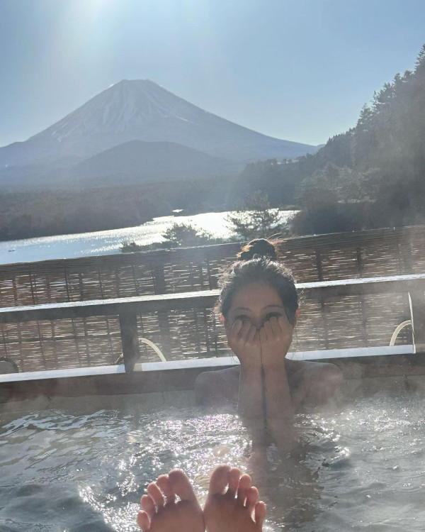 TVB御用學生妹區明妙晒富士山下出浴溫泉照  網民大讚白滑超性感！ 