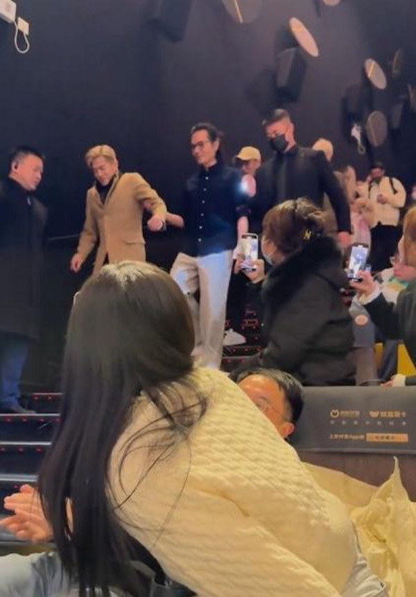 58歲郭富城內地宣傳顯疲態 落樓梯要人攙扶？  網友心痛：應該是病了 