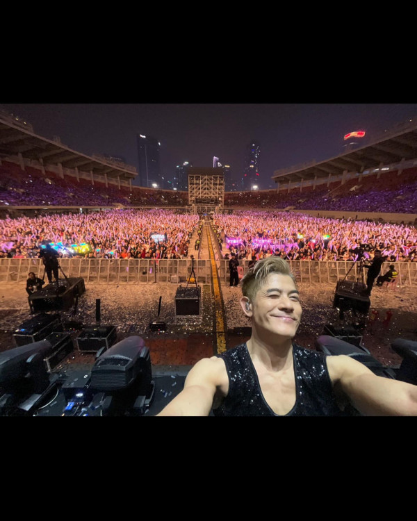 58歲郭富城內地宣傳顯疲態 落樓梯要人攙扶？  網友心痛：應該是病了 