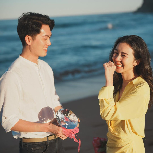 盛勁為以巨型玩具「鑽戒」求婚，令麥明詩忍不住流下幸福的淚水。