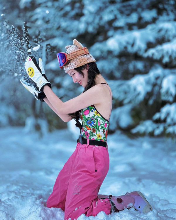 40歲女星雪地著背心晒纖腰 因1穿崩位被質疑P出好身材 