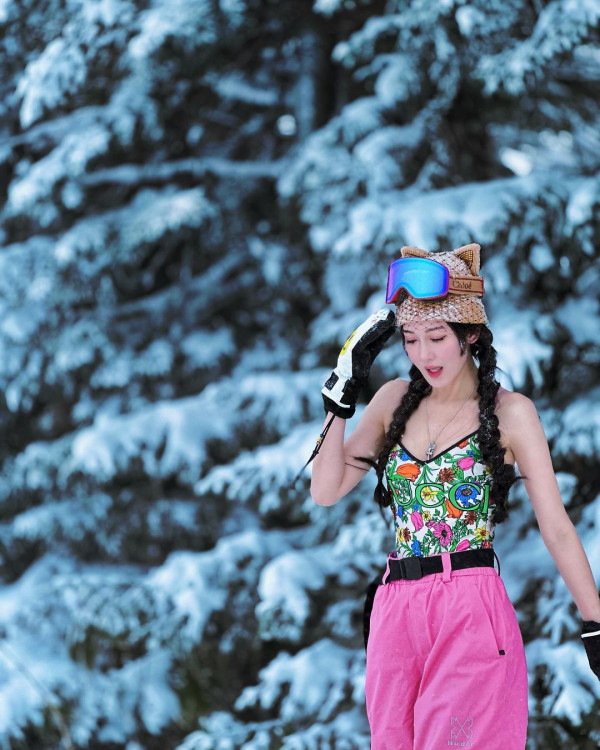 40歲女星雪地著背心晒纖腰 因1穿崩位被質疑P出好身材 