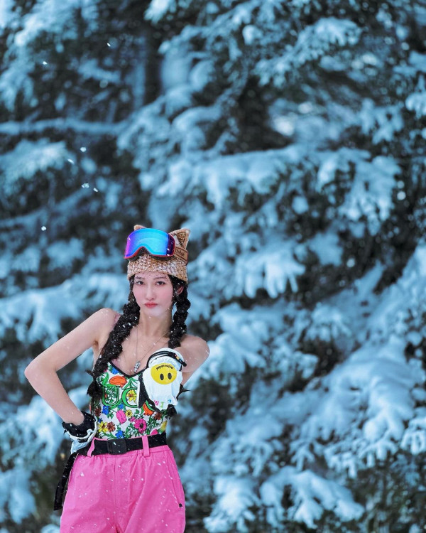 40歲女星雪地著背心晒纖腰 因1穿崩位被質疑P出好身材 