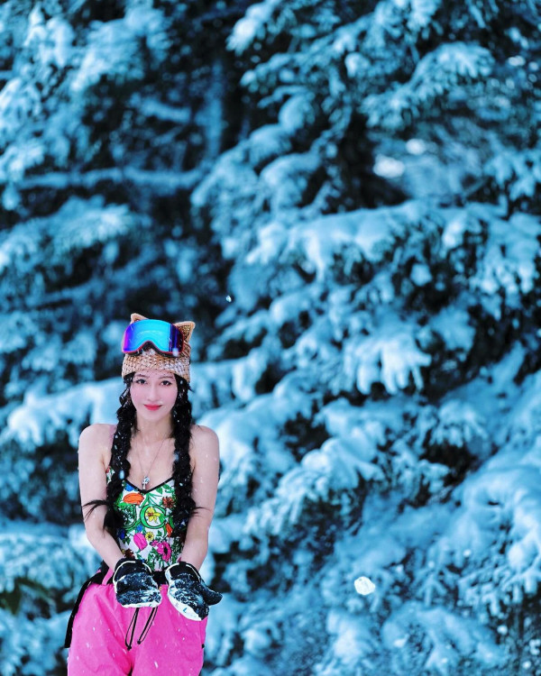 40歲女星雪地著背心晒纖腰 因1穿崩位被質疑P出好身材 