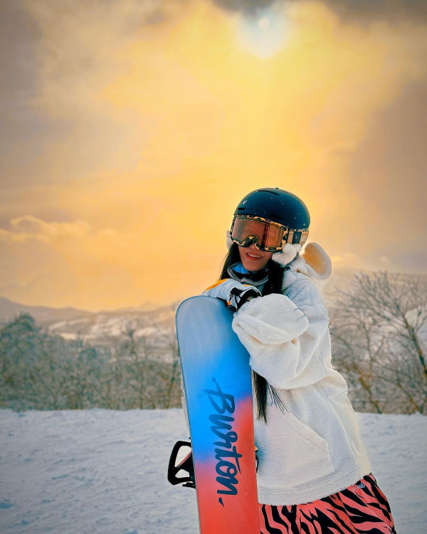 40歲女星雪地著背心晒纖腰 因1穿崩位被質疑P出好身材 
