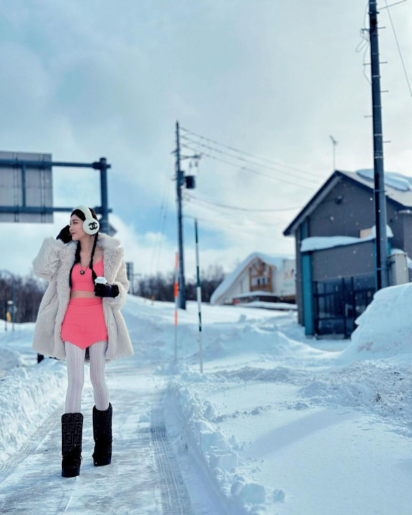 40歲女星雪地著背心晒纖腰 因1穿崩位被質疑P出好身材 