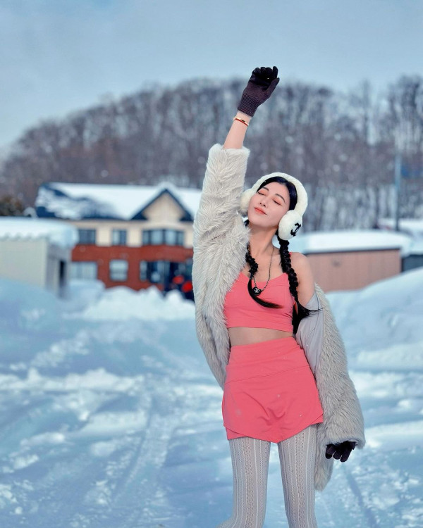 40歲女星雪地著背心晒纖腰 因1穿崩位被質疑P出好身材 