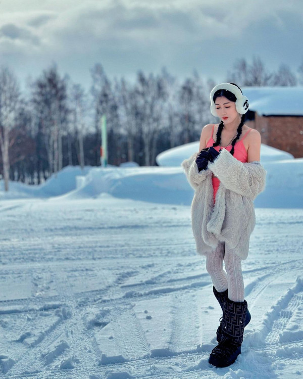 40歲女星雪地著背心晒纖腰 因1穿崩位被質疑P出好身材 