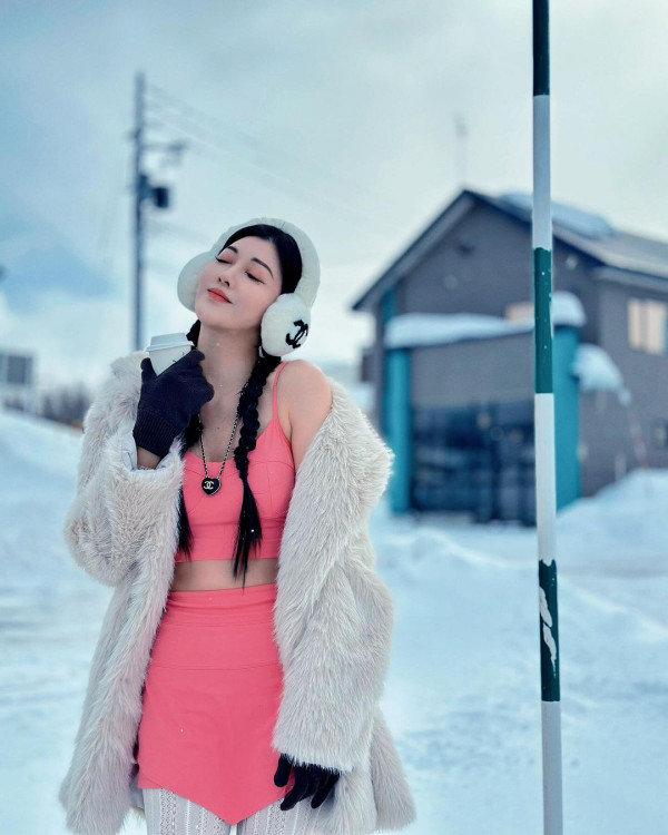 40歲女星雪地著背心晒纖腰 因1穿崩位被質疑P出好身材 