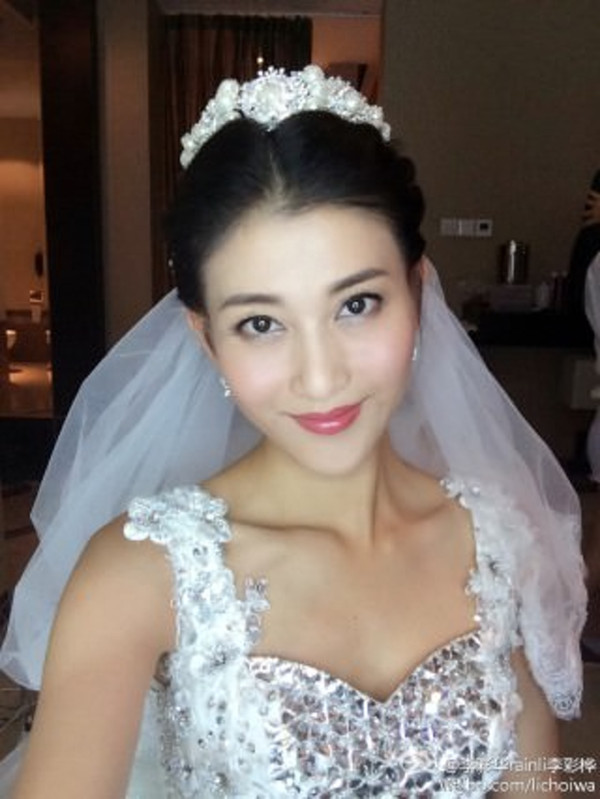 40歲女星雪地著背心晒纖腰 因1穿崩位被質疑P出好身材 