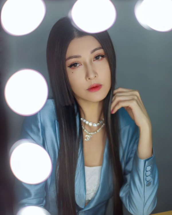 40歲女星雪地著背心晒纖腰 因1穿崩位被質疑P出好身材 