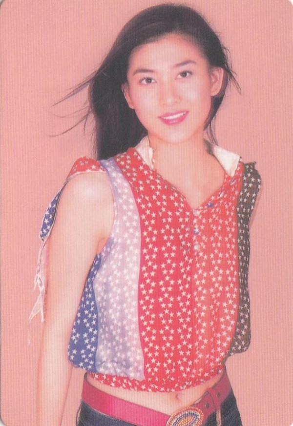 40歲女星雪地著背心晒纖腰 因1穿崩位被質疑P出好身材 