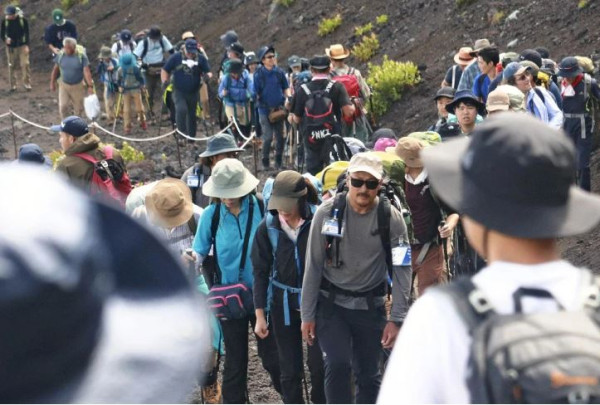 富士山決定安裝閘口收費 實施人流限制！指定時間封山 