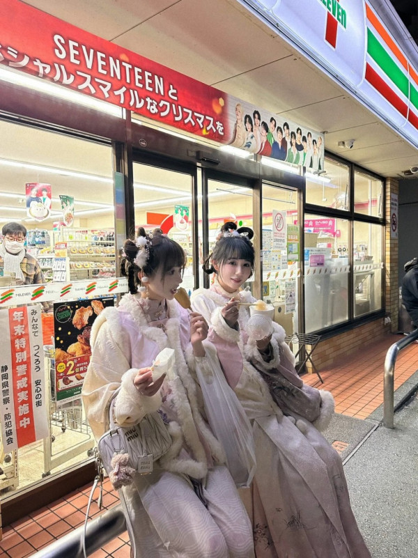 內地網紅於日本街頭穿漢服  揚言要「給櫻花妹來一點震撼！」 
