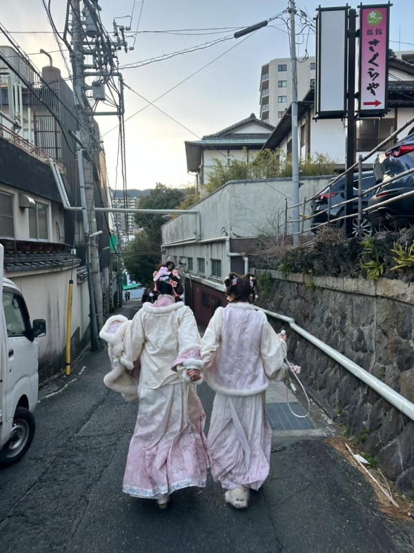 內地網紅於日本街頭穿漢服  揚言要「給櫻花妹來一點震撼！」 