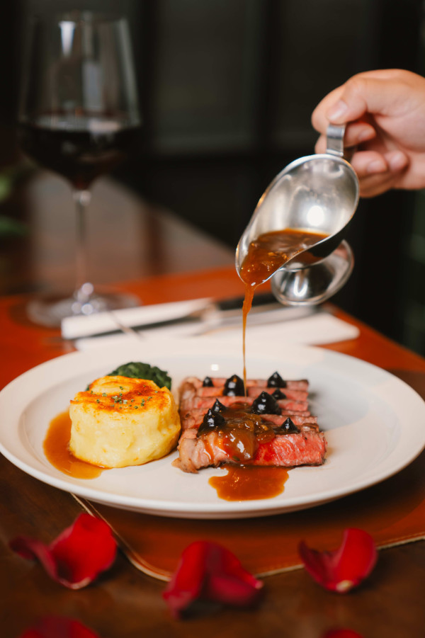 情人節撐精選枱腳熱點 肉肉豪華餐 / 復古圖書館餐廳 / 山頂紅磚屋拍拖