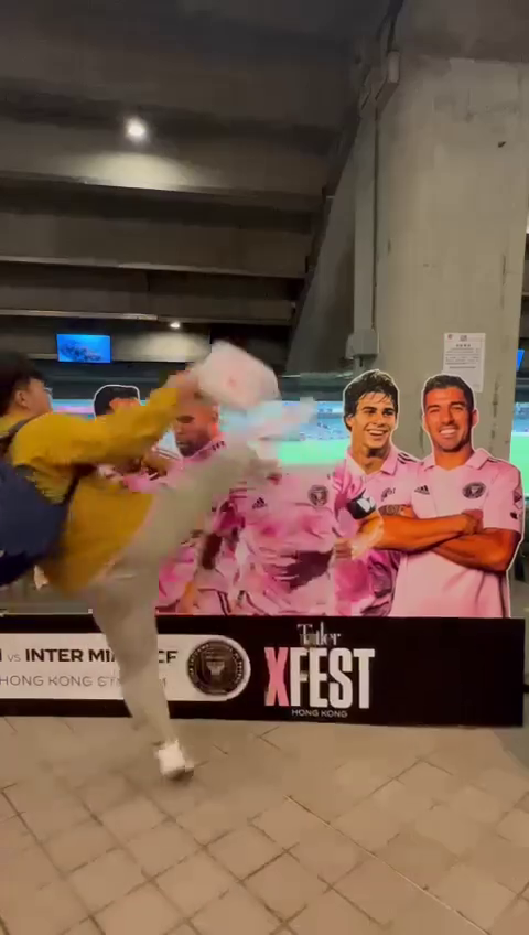 《Tatler XFEST: 香港隊 VS 國際邁阿密》賽事結束之後，網上流傳一條影片，顯示有球場疑似不滿球場美斯全程賽事沒有出場，一腳踢向其廣告版。
