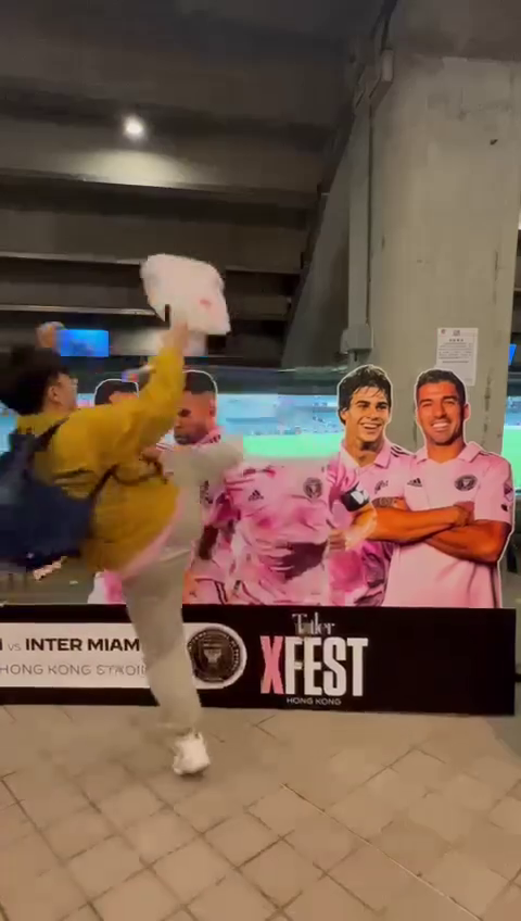 《Tatler XFEST: 香港隊 VS 國際邁阿密》賽事結束之後，網上流傳一條影片，顯示有球場疑似不滿球場美斯全程賽事沒有出場，一腳踢向其廣告版。