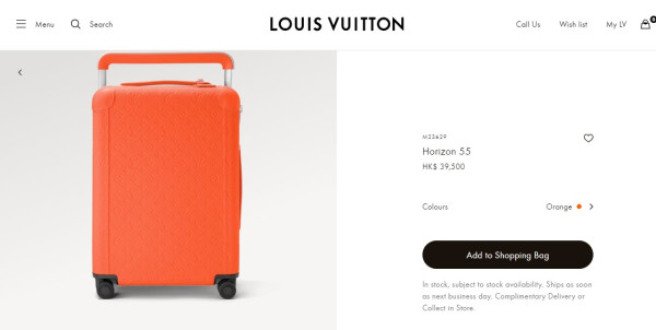 美斯行李，橙色行李箱為名牌LV，外觀似乎是Horizon 55，在法國製造，使用Taurillon皮革，綴以Monogram壓花圖案，尺寸為38 x 55 x 21厘米。在官方網站上，這款行李箱的售價為HK$39,500。