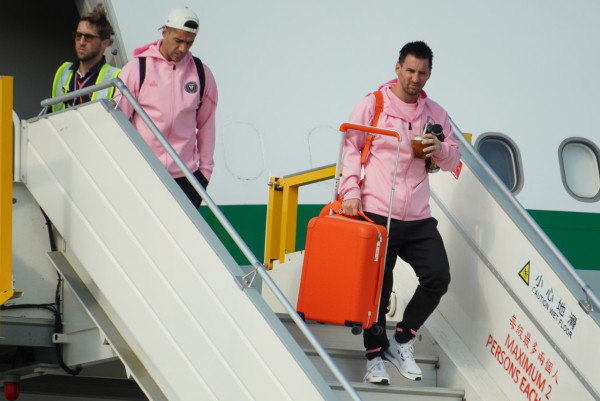 美斯落機，2月2日隨國際邁亞密（Inter Miami）訪港，並於2月4日在大球場與港隊踢表演賽。一手熙握馬黛茶，一手提名牌行李箱。步履穩健。