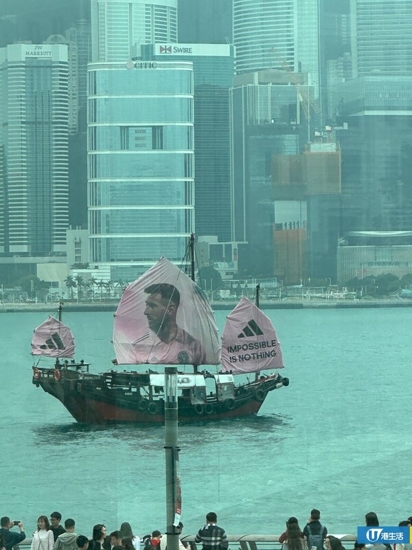 《Tatler Xfest Hong Kong》宣傳活動鋪天蓋地，一艘印有美斯頭像的帆船在維港上巡遊。