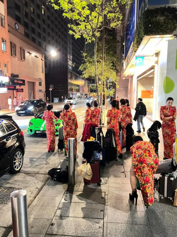 盂蘭夜繽紛？10名旗袍大媽組團尖沙咀做車模 包圍綠色林寶堅尼狂合照