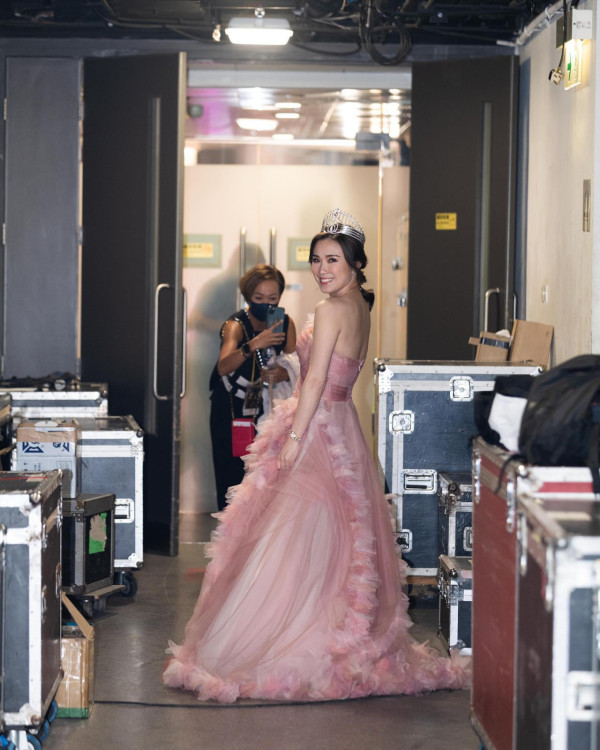 前港姐冠軍獲政府頒榮譽勳章成史上第一人 婚後淡出幕前積極發展慈善事業