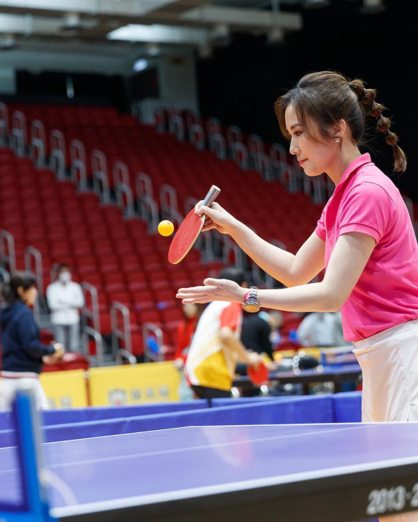 前港姐冠軍獲政府頒榮譽勳章成史上第一人 婚後淡出幕前積極發展慈善事業
