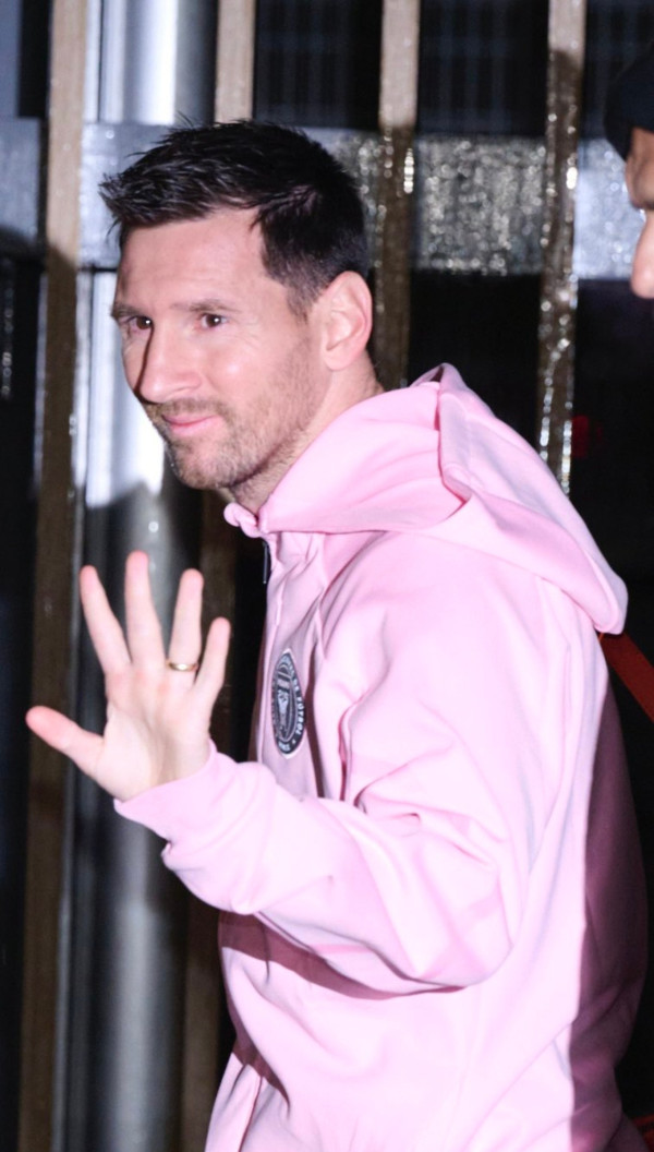 美斯深夜特意抽空只為見1人？仲送親筆簽名波鞋令人羨慕 