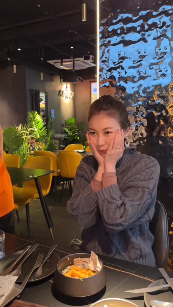 43歲TVB女星北上尋歡  餐廳被半裸大隻仔餵食冧到超興奮 