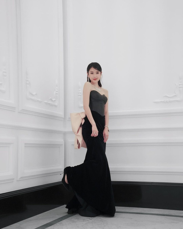 25歲聲夢小花新加坡罕有晒長腿 低胸吊帶裙一反形象盡顯女人味