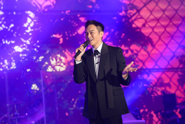 張智霖坐高鐵幫女乘客搬巨型行李 善心行為獲表揚上熱搜：又帥又穩 