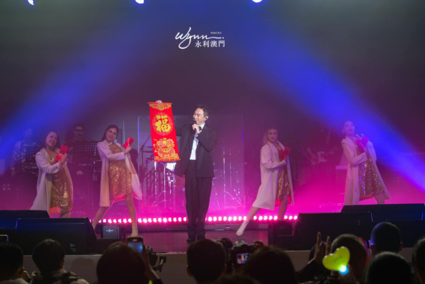 張智霖坐高鐵幫女乘客搬巨型行李 善心行為獲表揚上熱搜：又帥又穩 