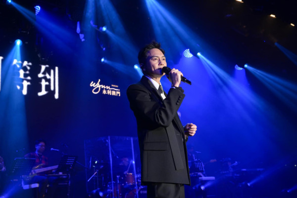 張智霖坐高鐵幫女乘客搬巨型行李 善心行為獲表揚上熱搜：又帥又穩 