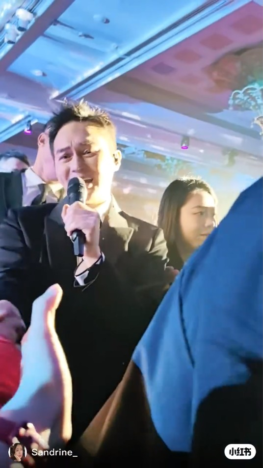 張智霖坐高鐵幫女乘客搬巨型行李 善心行為獲表揚上熱搜：又帥又穩 