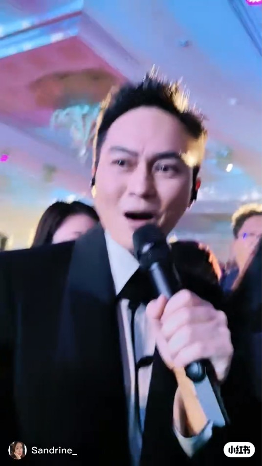 張智霖坐高鐵幫女乘客搬巨型行李 善心行為獲表揚上熱搜：又帥又穩 