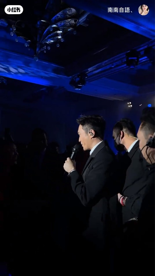 張智霖坐高鐵幫女乘客搬巨型行李 善心行為獲表揚上熱搜：又帥又穩 