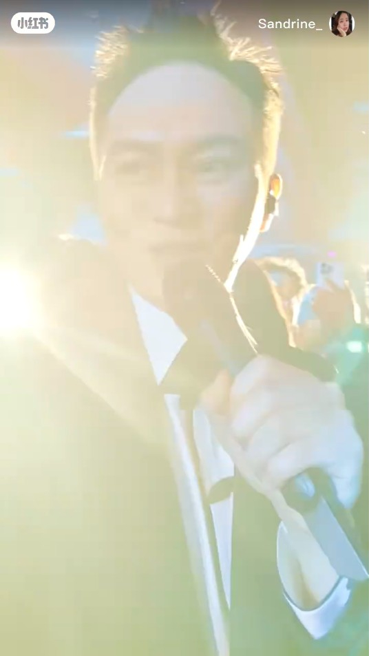 張智霖坐高鐵幫女乘客搬巨型行李 善心行為獲表揚上熱搜：又帥又穩 