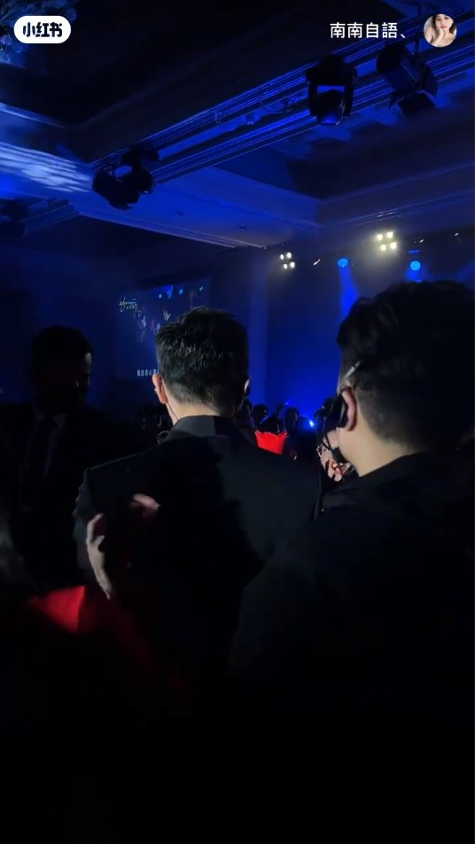 張智霖坐高鐵幫女乘客搬巨型行李 善心行為獲表揚上熱搜：又帥又穩 