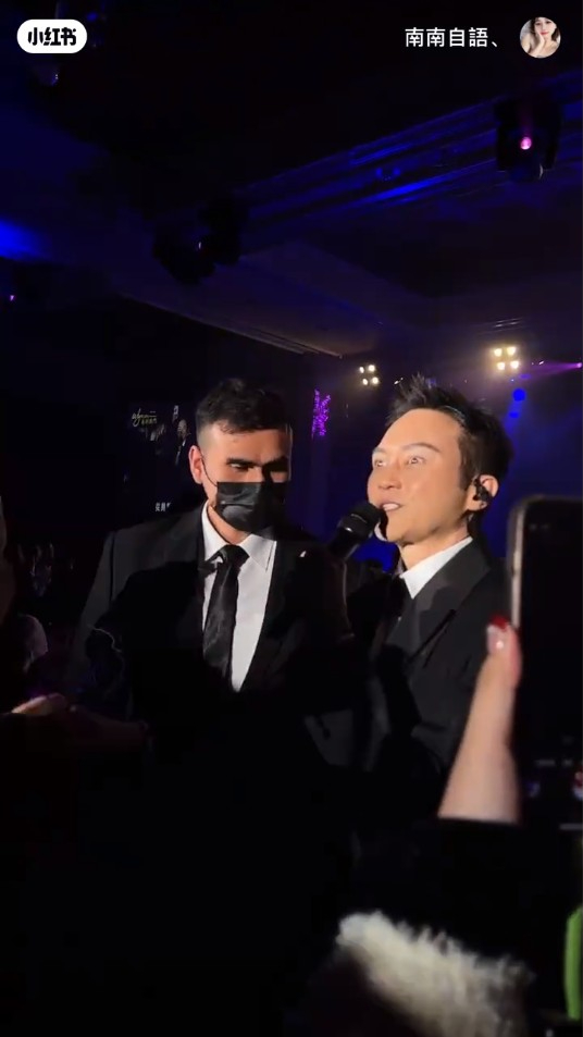 張智霖坐高鐵幫女乘客搬巨型行李 善心行為獲表揚上熱搜：又帥又穩 