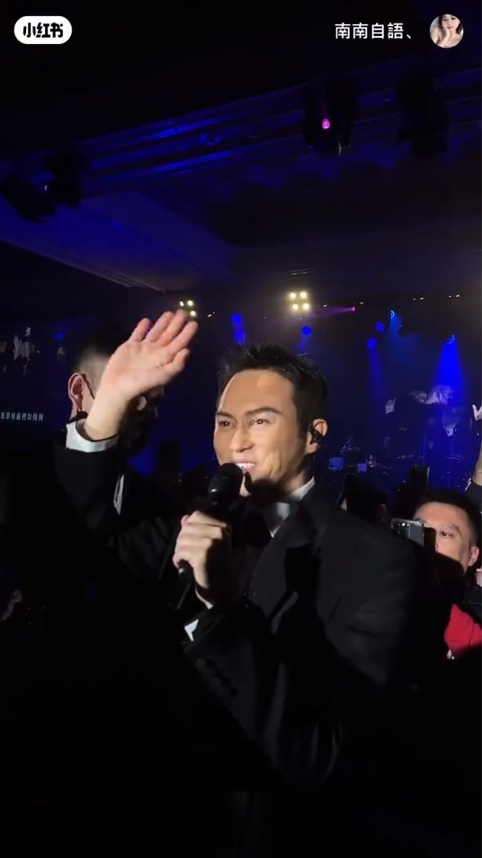 張智霖坐高鐵幫女乘客搬巨型行李 善心行為獲表揚上熱搜：又帥又穩 