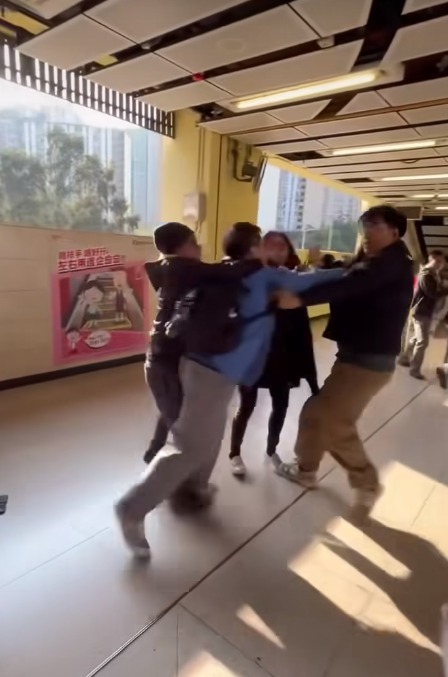 兩男子上水地鐵站揮拳互毆！電梯口打架市民被阻塞呆企：新春拳擊大賽