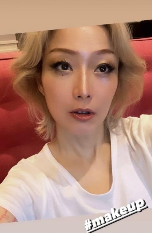 鄭秀文公開在家自學化妝方法!靠Youtube片學化百變型格妝、韓團妝!