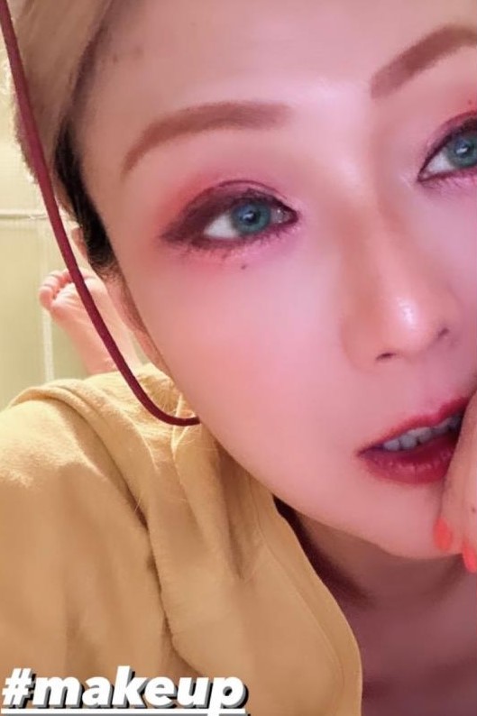 鄭秀文公開在家自學化妝方法！靠Youtube片學化百變型格妝、韓團妝！