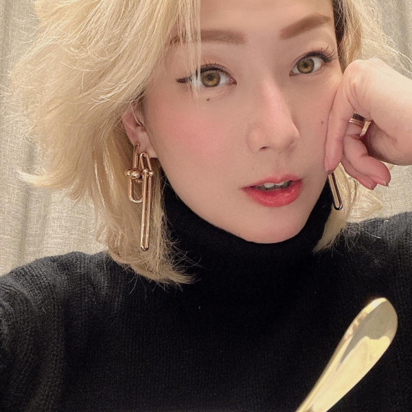 鄭秀文公開在家自學化妝方法!靠Youtube片學化百變型格妝、韓團妝!