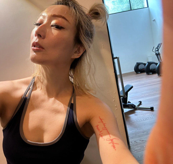 鄭秀文公開在家自學化妝方法!靠Youtube片學化百變型格妝、韓團妝!