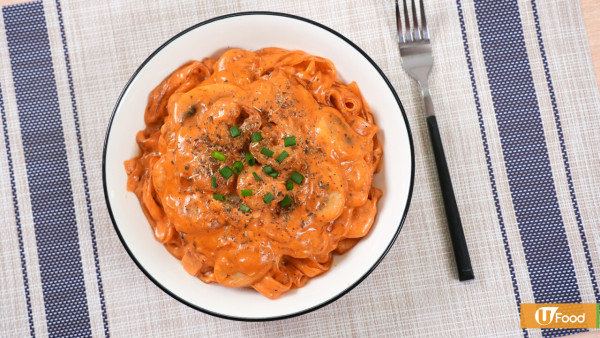 小編挑戰辦公室煮飯！2種材料靈魂醬汁？10分鐘玫瑰醬年糕食譜