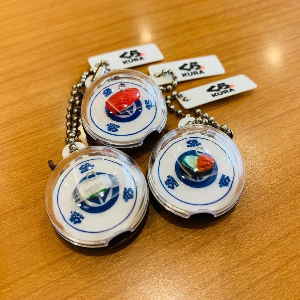 日本迴轉壽司店抽扭蛋原來有「秘技」？ 一招提高中獎機率 唔使再狂食 