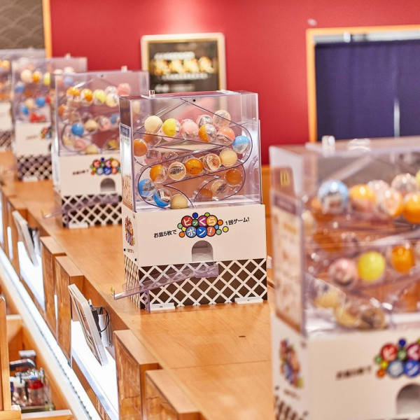 日本迴轉壽司店抽扭蛋原來有「秘技」？ 一招提高中獎機率 唔使再狂食 